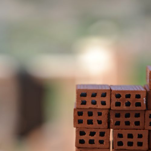 Colocar un zócalo de piedra contra la humedad