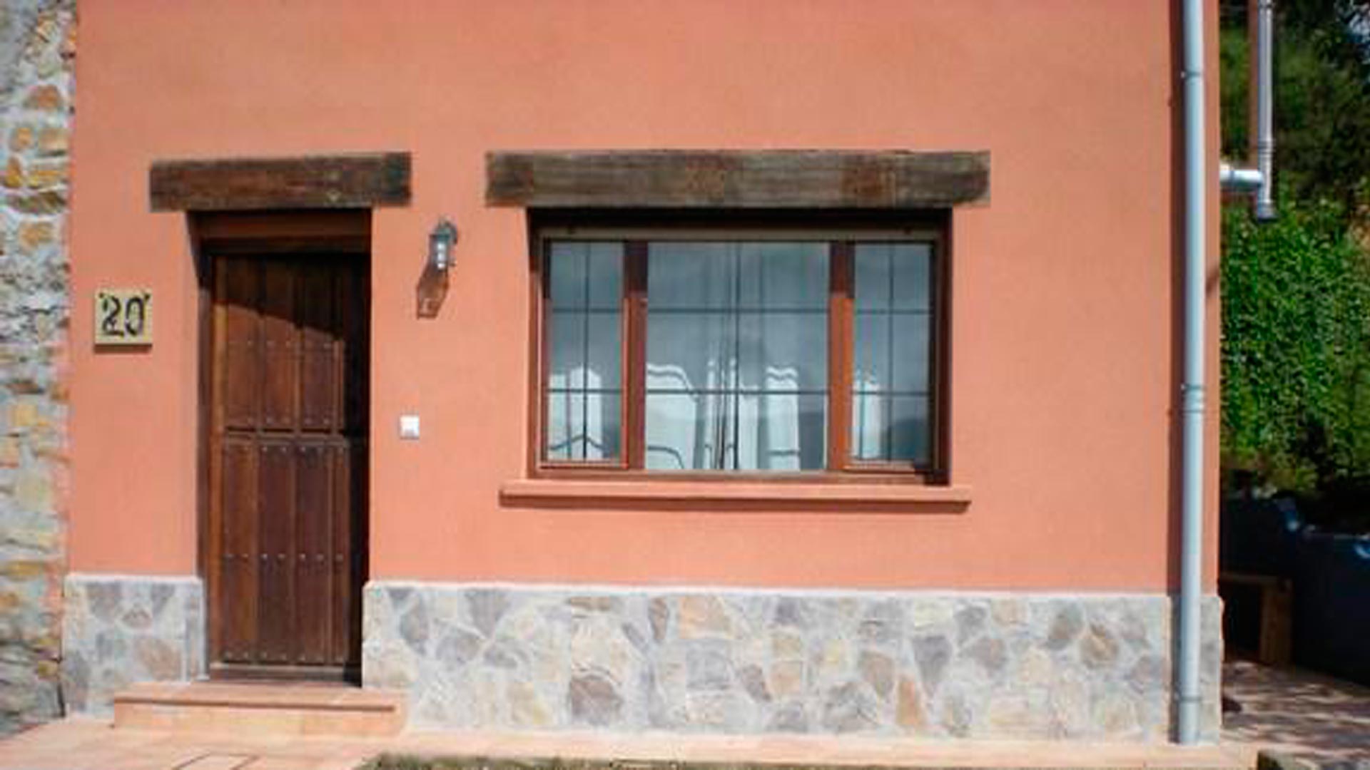 Colocar un zócalo de piedra contra la humedad