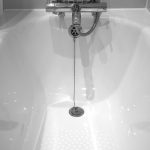 Cómo aplicar, renovar y limpiar la silicona de los baños 1920